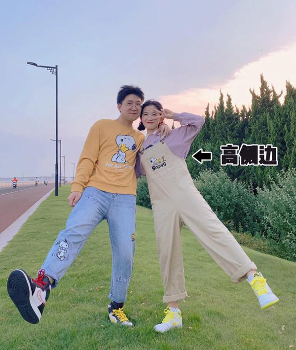 Một đặc điểm khác của quần yếm không chiết eo là chúng thường được thiết kế kiểu cạp cao. Cách này giúp bạn gái hack dáng vô cùng hợp lý, khiến chân người mặc có cảm giác dài hơn.