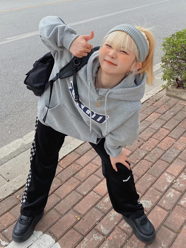 Giày Platform là lựa chọn lý tưởng khi mặc set đồ thể thao. Nó cho phép bạn gái lộ phần mu bàn chân ra ngoài, vừa khỏe khoắn vừa có thể hack chiều cao lên tới 5cm.