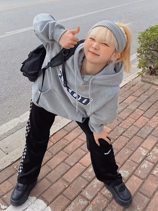 Giày Platform là lựa chọn lý tưởng khi mặc set đồ thể thao. Nó cho phép bạn gái lộ phần mu bàn chân ra ngoài, vừa khỏe khoắn vừa có thể hack chiều cao lên tới 5cm.