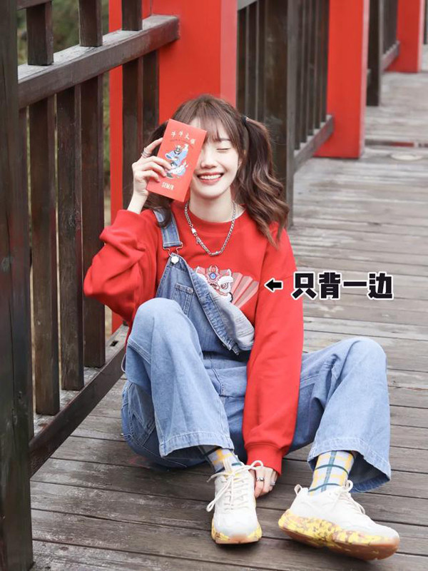 Một số bạn gái thu hút sự chú ý của người đối diện bằng cách chỉ đeo một bên dây. Bên còn lại để buông hững hờ trông kín đáo song không kém phần hấp dẫn, khơi gợi.