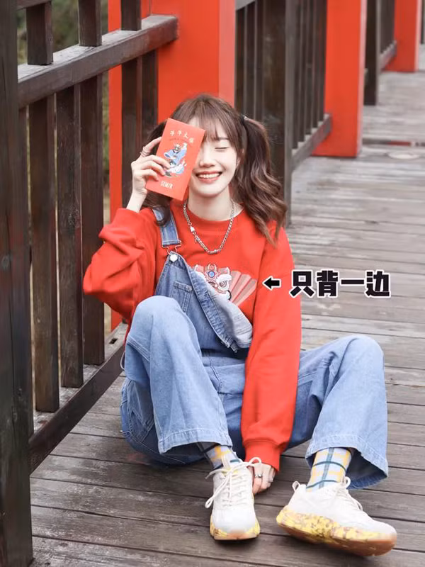 Một số bạn gái thu hút sự chú ý của người đối diện bằng cách chỉ đeo một bên dây. Bên còn lại để buông hững hờ trông kín đáo song không kém phần hấp dẫn, khơi gợi.