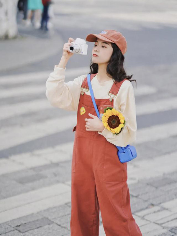 Khi mặc quần yếm, bạn gái nên kết hợp với áo thun, áo nỉ để tạo cảm giác năng động. Dù vậy, bạn cũng có thể làm mới bằng cách chọn áo sơ mi để mặc.