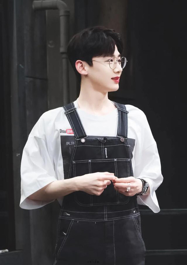 Ưu điểm của cách lên đồ này là có tính ứng dụng cao, phù hợp với cả người mặc có tính cách trầm lặng. Dù vậy, bạn nên chú ý đến phần bụng của những chiếc quần yếm.