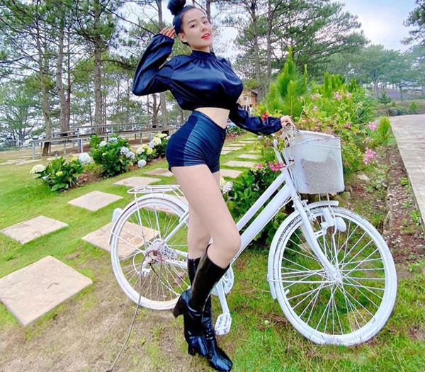 Bắt trend dùng dây an toàn che ngực, Ngân 98 nhận về hơn 6500 lượt thích cùng hàng trăm lượt bình luận. Dù vậy, đa phần là ý kiến chỉ trích khoe thân phản cảm hoặc lời lẽ dung tục.