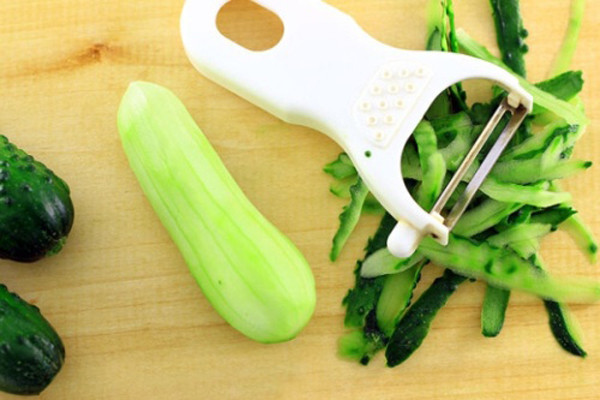 Đặc biệt, hàm lượng vitamin C trong vỏ dưa chuột có thể làm trắng da, ức chế sự hình thành sắc tố melanin. Ăn dưa cả vỏ sẽ giúp bạn tận dụng được tối đa dưỡng chất.