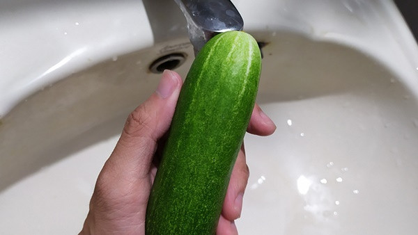 Theo kết quả nghiên cứu của Giáo sư Bajwa (2014) và Giáo sư Satpathy (2012), dưa chuột và một số rau củ có thể loại bỏ tốt thuốc trừ sâu khi ngâm trong nước bình thường. Nếu có điều kiện, ngâm dưa trong nước muối loãng hoặc vắt thêm 1/2 trái chanh thì hiệu quả loại bỏ thuốc trừ sâu cao hơn nhiều. Tiếp đó, rửa lại dưa chuột dưới vòi nước chảy để loại bỏ hết chất bẩn là có thể thưởng thức, tận dụng phần tốt nhất trên dưa chuột. Ảnh: Internet.