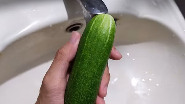 Theo kết quả nghiên cứu của Giáo sư Bajwa (2014) và Giáo sư Satpathy (2012), dưa chuột và một số rau củ có thể loại bỏ tốt thuốc trừ sâu khi ngâm trong nước bình thường. Nếu có điều kiện, ngâm dưa trong nước muối loãng hoặc vắt thêm 1/2 trái chanh thì hiệu quả loại bỏ thuốc trừ sâu cao hơn nhiều. Tiếp đó, rửa lại dưa chuột dưới vòi nước chảy để loại bỏ hết chất bẩn là có thể thưởng thức, tận dụng phần tốt nhất trên dưa chuột. Ảnh: Internet.