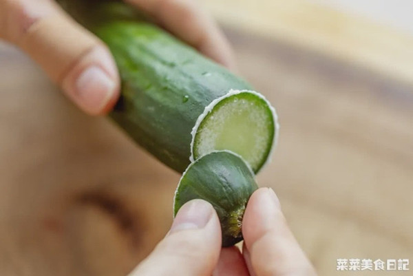 Tuy nhiên, không gọt vỏ dưa chuột dễ có vị đắng. Nguyên nhân bởi vỏ dưa chứa cucurbitacin – một hợp chất có vị đắng. Bình thường, cucurbitacin tập trung ở phần lá, thân, rễ của thực phẩm để ngăn động vật ăn, phá hoại cây. Đôi khi cucurbitacin xuất hiện tại phần cuống, gần vỏ, thi thoảng len lỏi vào giữa quả.