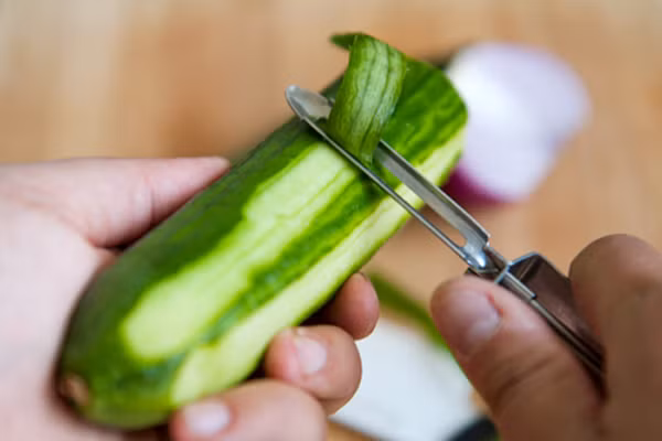 Nguyên nhân bởi vỏ dưa chuột chứa phần lớn các chất chống oxy hóa, vitamin K. Vỏ dưa chuột cũng giúp cho quả giữ được độ giòn (giữ nước), không bị èo uột, mềm nhũn khi để một thời gian ngoài không khí.