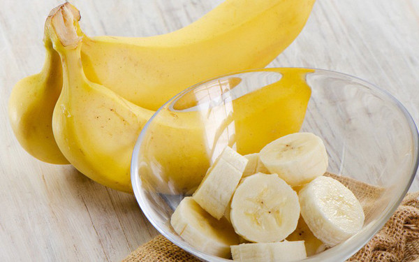 Hơn nữa, chuối góp phần bổ sung dưỡng chất, chống lại cơn đói lúc xế chiều. Một quả chuối cũng góp phần giảm sự thèm ăn. Điều này rất tốt bởi việc ăn quá nhiều vào ban đêm sẽ khiến bạn khó có thể kiểm soát cân nặng, đầy bụng, khó tiêu. Ảnh: Internet.