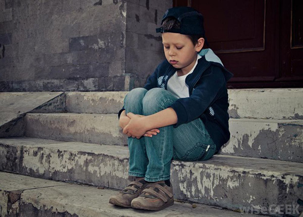 Nhạy cảm, kém cỏi. Tâm lý bất an cũng ảnh hưởng không nhỏ đến việc khẳng định năng lực của trẻ. Nguyên nhân bởi trẻ gặp khó khăn khi hòa nhập cuộc sống tập thể, không dám khẳng định điều mình cho là đúng.