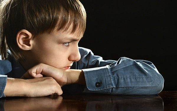 Mặt khác, người bất an luôn coi trọng cách nhìn của người khác về mình. Họ sẽ dành thời gian để lấy lòng người khác thay vì vươn tới những điều mình muốn.