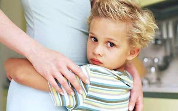 Cảm giác an toàn giúp trẻ cởi mở, tự tin trong các mối quan hệ. Ngược lại, trẻ có dấu hiệu bất an sẽ ảnh hưởng tiêu cực tâm lý lẫn trí tuệ.