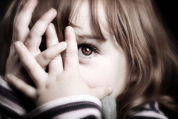 Chuyên gia tâm lý cho rằng, những trẻ này không hẳn là mẫu trẻ sống nội tâm hay thích yên tĩnh đơn thuần. Đây là biểu hiện của sự thiếu an toàn. Chúng chỉ tìm được cảm giác quen thuộc khi ở nhà, trong môi trường có bố mẹ và những người quen biết.