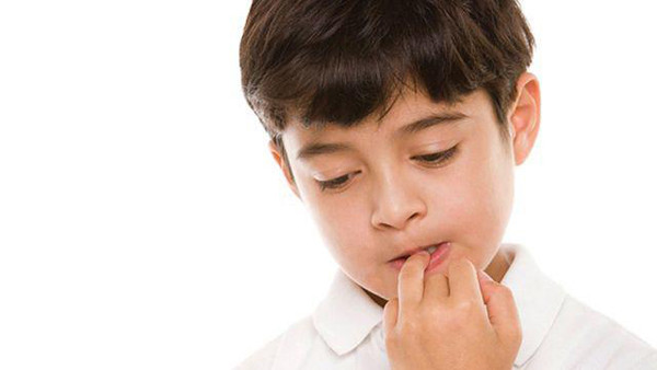 Khi lớn hơn, hành động cắn móng tay lại được xem là biểu hiện trẻ cảm thấy bất an. Mỗi khi cảm thấy lo lắng, cơ thể sẽ dùng các hành động tiềm thức để che đậy nỗi sợ trong lòng.