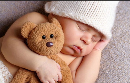 Trẻ luôn giữ 1 đồ chơi quen thuộc ban ngày cũng là dấu hiệu bé bất an. Khi mang theo những đồ này, trẻ mới cảm nhận được sự quen thuộc, đón nhận những thay đổi khác.