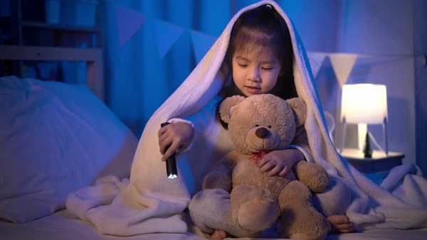 Thích ngủ với búp bê hoặc vật quen thuộc. Trẻ con thường thích chơi, ngủ với búp bê. Vậy nhưng, trẻ chỉ có thể ngủ yên giấc khi có chúng, nếu thiếu sẽ quấy khóc, khó ngủ thì cần chú ý. Chuyên gia tâm lý cho rằng nó không chỉ bắt nguồn từ nỗi sợ bóng tối. Nhiều trẻ bất an trong lòng, phải có vật quen thuộc bên cạnh chúng mới an tâm, thả lỏng cơ thể đi vào giấc ngủ.