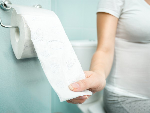 Khi lượng máu chảy quá ít, màu phân có thể không đổi màu. Dù vậy, bạn hết sức cảnh giác quan sát xem liệu phân có dính máu, kèm các triệu chứng khác như thiếu máu, đau bụng hay không.