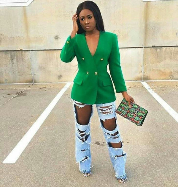 Quần jeans rách không mới. Vậy nhưng rách tả tơi như “cái bang” phối với vest dáng dài thực sự không ăn nhập.