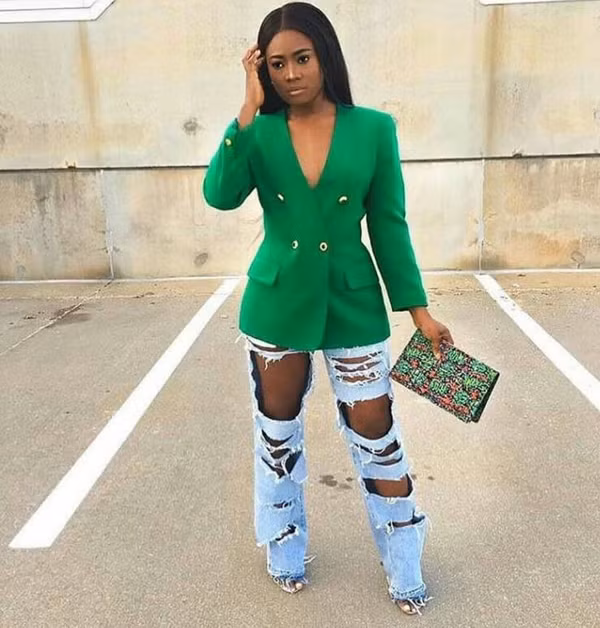 Quần jeans rách không mới. Vậy nhưng rách tả tơi như “cái bang” phối với vest dáng dài thực sự không ăn nhập.