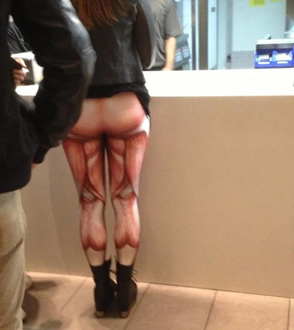 Quần legging khiến nhiều chị em e dè vì dễ lộ vùng kín. Thay vì che chắn vòng ba, cô gái này lại chọn tìm cách khoe lộ liễu với chiếc quần họa tiết độc dị.