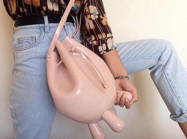 Mẫu túi chỉ thích hợp cho những cô nàng cá tính. Không cần quá đầu tư trang phục, chỉ cần khoác nó lên người là bạn sẽ khiến mọi người đổ dồn ánh nhìn.