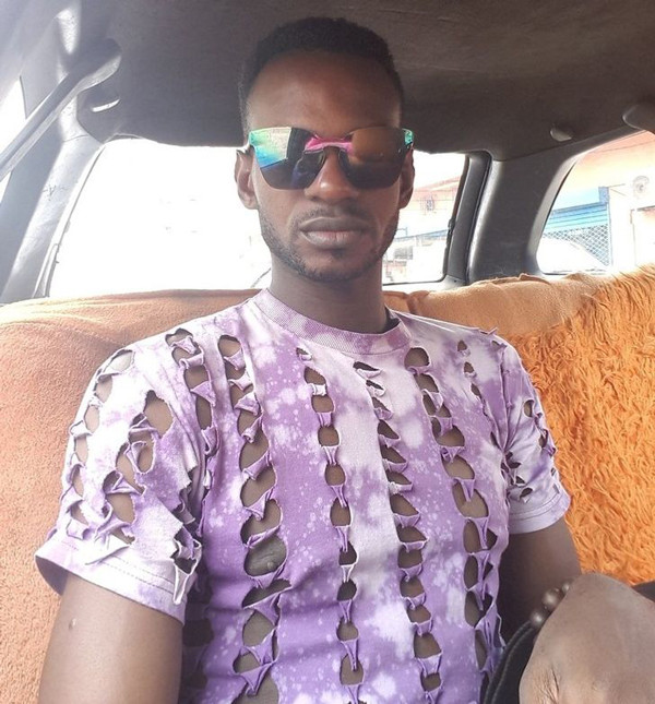 Áo xuyên thấu nửa kín nửa hở được nhiều mỹ nhân lăng xê nhờ những khoảng hở tinh tế. Trái lại, kiểu áo xuyên thấu lộ liễu này chắc hẳn không phải cũng đủ can đảm thử sức.