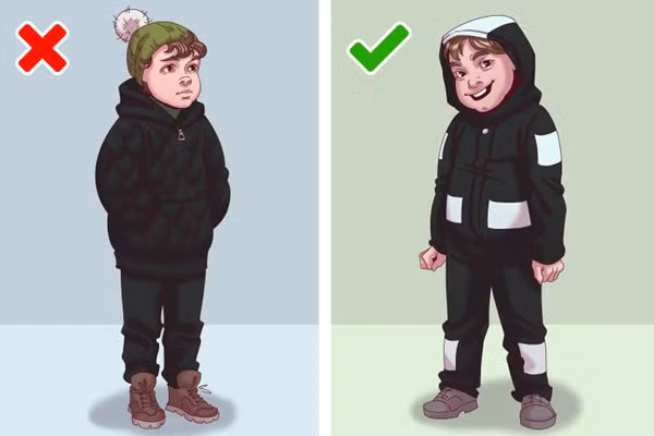 Quần áo tối màu, không có chi tiết phản sáng. Những bộ đồ tối màu, không có chi tiết phản sáng là trang phục không nên mua bởi khiến trẻ dễ hòa lẫn giữa đám đông, dễ gây lạc. Bên cạnh đó, loại trang phục này sẽ rất bất lợi khi di chuyển về đêm. Người lái xe khó có thể phát hiện trẻ vì vóc dáng nhỏ bé, quần áo như lẫn vào bóng tối.