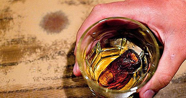 Cocktail Sourtoe. Cocktail Sourtoe được phục vụ bởi Câu lạc bộ Cocktail Sourtoe ở Dawson, Yukon. Thành phần của ly cocktail không có gì đặc biệt. Nó gồm rượu whisky và một ngón chân người thật (đã khô).