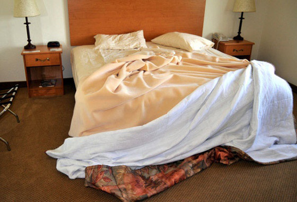 Để giường ngủ bừa bộn. Để giường ngủ bừa bộn là thói quen buổi sáng có hại của nhiều người. Theo Charles Duhigg - tác giả của cuốn sách "The Power of Habit" (Sức mạnh của thói quen) và "Smarter Faster Better" (Tạm dịch: Thông minh hơn, nhanh hơn, tốt hơn) thì dọn dẹp giường sau khi ngủ có liên quan đến việc năng suất tăng trong suốt thời gian còn lại của ngày mới.