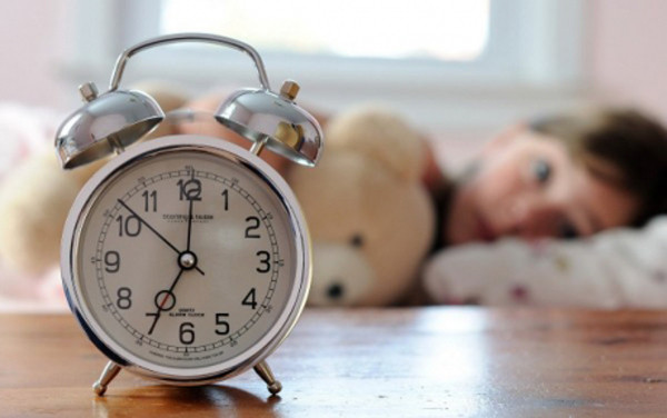 Đặt hủy, tạm hoãn đồng hồ báo thức. Giáo sư Matthew Walker – nhà thần kinh học, giám đốc Trung tâm Khoa học về giấc ngủ tại Trường Đại học Califonia (Mỹ) cho biết, thói quen nhấn nút tạm dừng báo thức, để chuông báo lặp lại nhiều lần có thể gây ra tác động xấu đến tim mạch và gây ức chế hệ thần kinh.