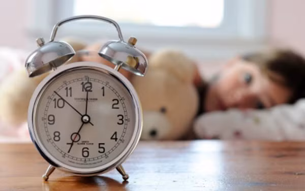 Đặt hủy, tạm hoãn đồng hồ báo thức. Giáo sư Matthew Walker – nhà thần kinh học, giám đốc Trung tâm Khoa học về giấc ngủ tại Trường Đại học Califonia (Mỹ) cho biết, thói quen nhấn nút tạm dừng báo thức, để chuông báo lặp lại nhiều lần có thể gây ra tác động xấu đến tim mạch và gây ức chế hệ thần kinh.