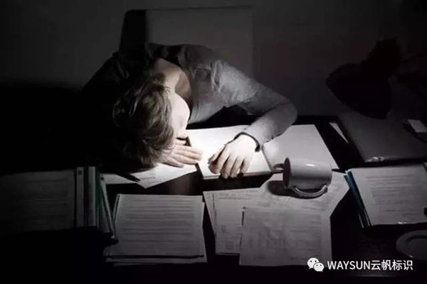 Kết quả nghiên cứu chỉ ra, khoảng thời gian từ 23h đến 3h sáng là lúc cơ thể thực hiện chức năng giải độc, tự phục hồi tốt nhất. Thói quen thức khuya kéo dài khiến cơ thể không có cơ hội phục hồi, lâu dần chức năng hoạt động của cơ thể suy giảm.