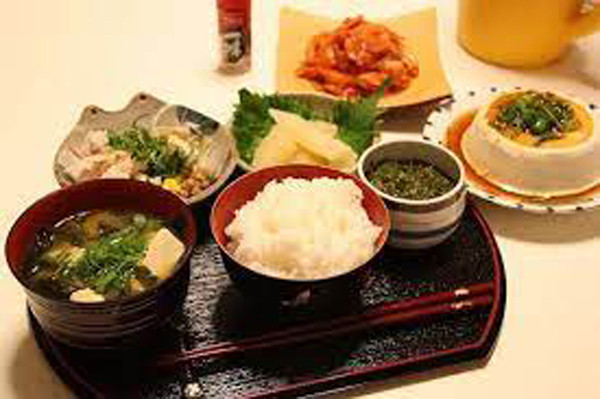 Để giảm tác hại của việc thức khuya, chuyên gia khuyên chia cơm tối thành 2 bữa. Bữa đầu tiên nên ăn vào khoảng 6 giờ tối, bởi thức ăn cần ít nhất 4 tiếng để kịp tiêu hóa hết.