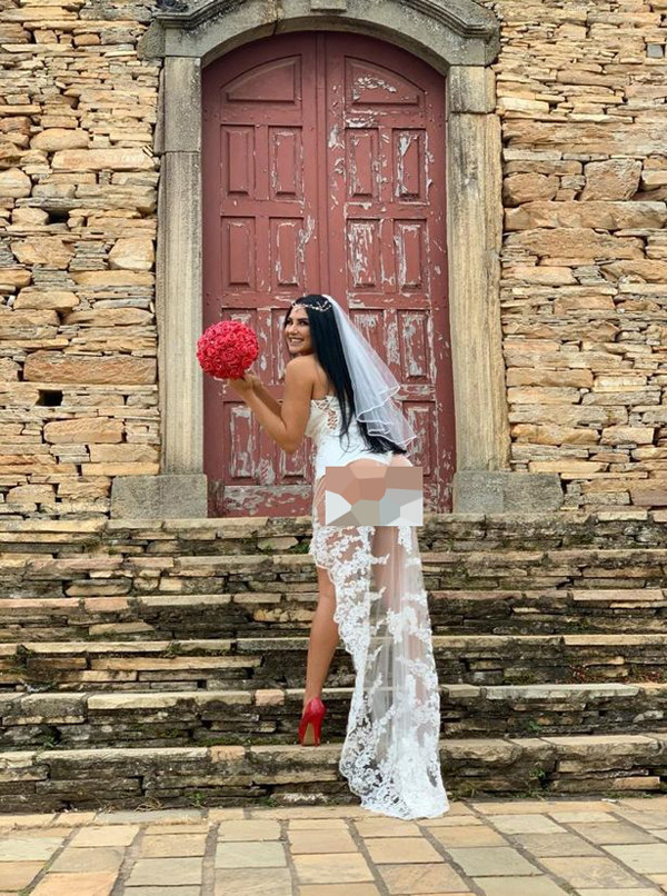 Nếu như phần trên váy được thiết kế như chiếc corset thì phần thân dưới là tà voan xuyên thấu, trong suốt. Nhìn từ phía sau, Rielle gần như khoe trọn vòng 3 nóng bỏng, bất chấp ánh nhìn dị nghị của nhiều người.