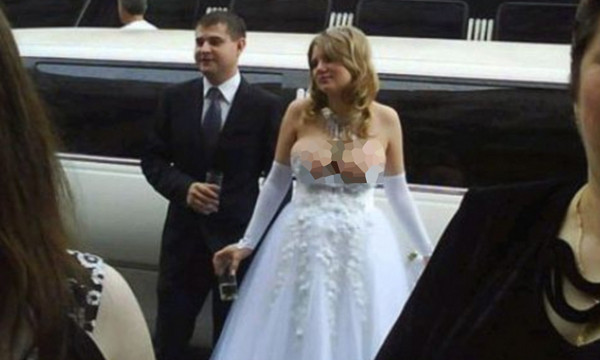 Trong khi các cô dâu trên tìm cách phô diễn vòng 3, cô gái này lại khoe vòng ngực quá khổ. Nhìn những hình ảnh này, chắc chắn không ít khách mời ngượng chín mặt.