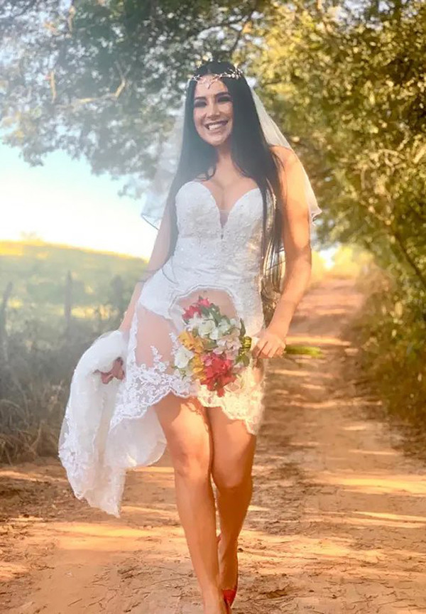 Không những vậy, chi tiết cut-out đúng "chỗ hiểm" khiến người nhìn “nóng mắt”. Để tránh lộ vùng kín, Rielle phải dùng cả bó hóa để che chắn.