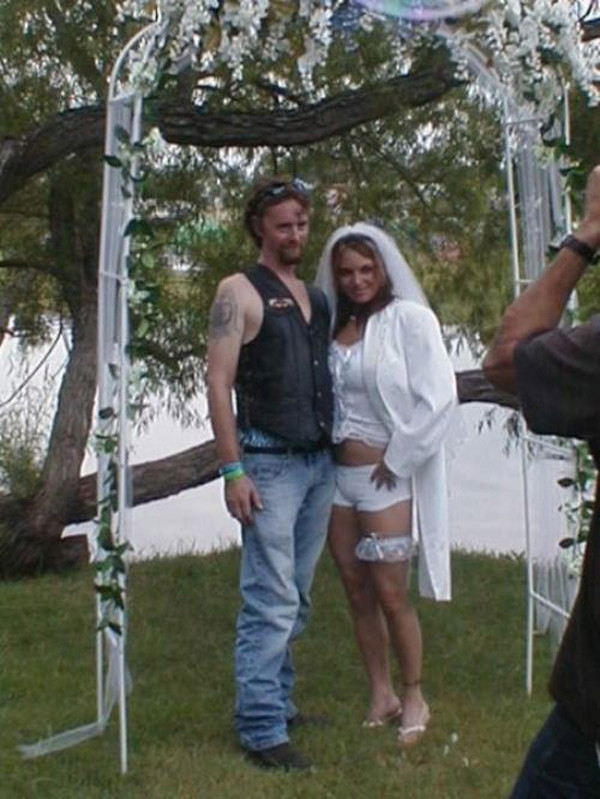 Một cô dâu có màn lên đồ khó hiểu. Sử dụng tông màu trắng chủ đạo song chiếc quần hotpants và phụ kiện đi kèm khiến tổng thể vô cùng khó thẩm.