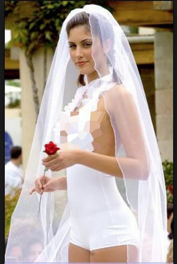 Cô dâu sở hữu gương mặt ưa nhìn song điểm khiến người khác chú ý lại là trang phục váy cưới không khác đồ bơi hở mạn sườn.