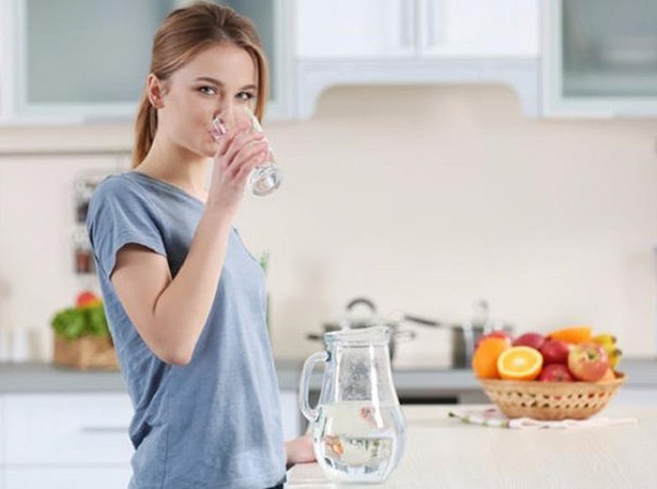 Uống nhiều nước vào buổi sáng. Một người trưởng thành nên uống khoảng 8 ly nước mỗi ngày (tương đương 2 lít). Tuy nhiên, bạn nên uống nước nhiều vào buổi sáng hơn chiều và tối. Ngoài tác dụng thanh lọc cơ thể, uống nước nhiều vào buổi sáng giúp bạn không cảm thấy phiền toái khi phải ghé thăm nhà vệ sinh quá nhiều vào buổi tối.