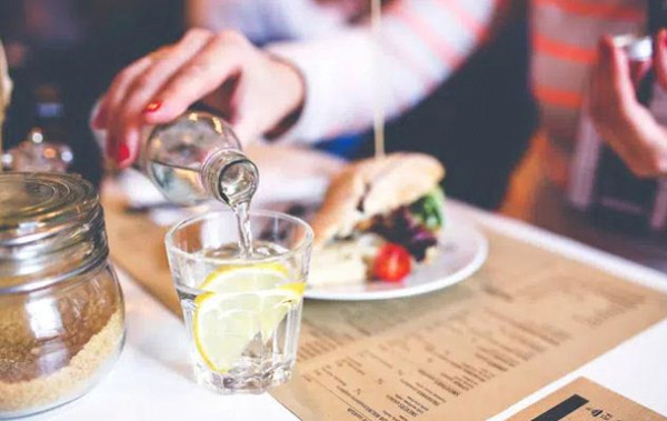 Uống 1 ly nước nửa giờ trước bữa ăn để giảm cân. Uống 1 ly nước nửa giờ trước bữa ăn là cách đơn giản song mang lại hiệu quả giảm cân cực tốt. Khi đi vào cơ thể, nước giúp bạn không cảm thấy đói nên tự động điều chỉnh lượng thức ăn vừa phải.