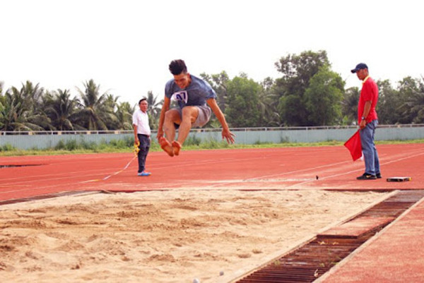 Vậy nhưng, đây lại là môn thể thao đàn ông trên 40 tuổi hạn chế tập. Nguyên nhân bởi khi tiếp đất, cơ thể từ độ cao rơi xuống có thể gây ảnh hưởng khớp gối, dễ gây chấn thương vùng này.