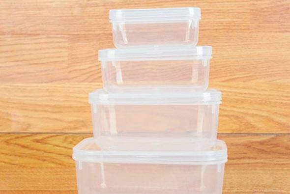 Đồ nhựa khó vỡ, dễ sử dụng, giá thành hợp lý lại đa dạng về mẫu mã nên được nhiều chị em lựa chọn dùng để đựng thực phẩm. Tuy nhiên, sử dụng đồ nhựa không đúng cách có thể khiến người dùng tiêu thụ lượng lớn hạt vi nhựa.