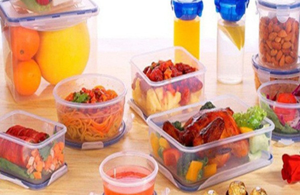 So với các bộ phận khác, não được xem là chịu ảnh hưởng tồi tệ nhất từ hạt vi nhựa. Phân tích chỉ ra, hạt nhựa chứa nhiều polypropylene và polycarbonate. Các chất này có thể thâm nhập vào não, khiến não bị tổn thương nghiêm trọng. Để dùng đồ nhựa an toàn, chuyên gia sức khỏe khuyến nghị nên chú ý các vấn đề dưới đây.