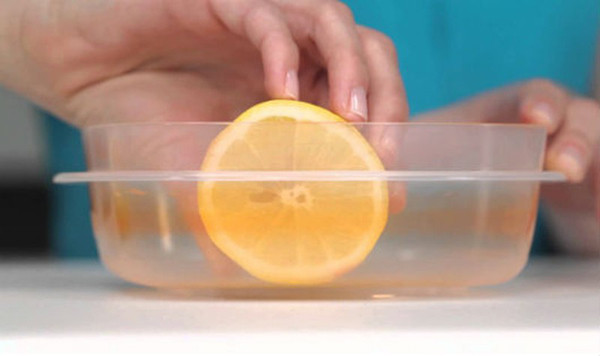 Vệ sinh đúng cách. Không tẩy trùng hộp nhựa bằng cách trụng nước sôi hoặc dùng các chất tẩy rửa mạnh vì các chất độc có thể thôi nhiễm ra bên ngoài. Không nên chà rửa mạnh tay vì sẽ tạo ra các vết trầy làm nơi ẩn náu cho vi khuẩn và các chất bẩn. Cách tốt nhất là chúng ta nên sử dụng khăn giấy để lau sạch vết dơ và dầu mỡ bám, sau đó rửa lại bằng nước rửa chén và tráng qua nước sạch. Ảnh: Internet.