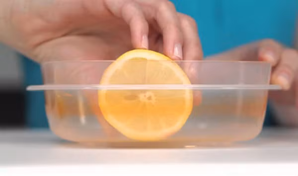 Vệ sinh đúng cách. Không tẩy trùng hộp nhựa bằng cách trụng nước sôi hoặc dùng các chất tẩy rửa mạnh vì các chất độc có thể thôi nhiễm ra bên ngoài. Không nên chà rửa mạnh tay vì sẽ tạo ra các vết trầy làm nơi ẩn náu cho vi khuẩn và các chất bẩn. Cách tốt nhất là chúng ta nên sử dụng khăn giấy để lau sạch vết dơ và dầu mỡ bám, sau đó rửa lại bằng nước rửa chén và tráng qua nước sạch. Ảnh: Internet.