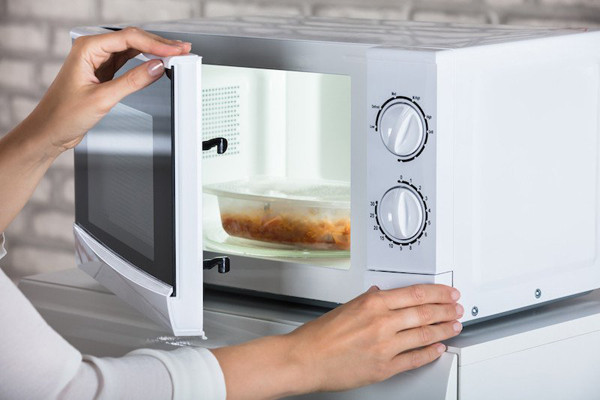Dù vậy, không nên quá tin tưởng vào những dòng chữ “Microwave safe” hay “Microwavable”. Tuy nó không bị nóng chảy trong lò vi sóng, nhưng vẫn có nhiều mối nguy sức khỏe khi dùng đồ nhựa đựng thực phẩm trong quá trình xử lý nhiệt.