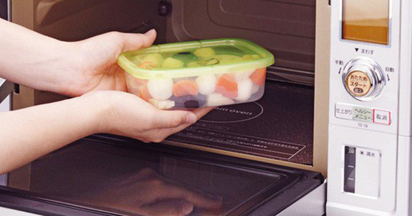 Hạn chế cho hộp nhựa vào lò vi sóng. Hạn chế cho hộp nhựa vào lo vi sóng là bí quyết dùng đồ nhựa an toàn cần ghi nhớ. Nhiều hộp nhựa có ký hiệu ghi nhận hộp an toàn khi sử dụng trong lò vi sóng. Theo lý thuyết, loại nhựa này có thể cho vào khi hâm nóng, nấu hay rã đông thực phẩm trong lò vi sóng.