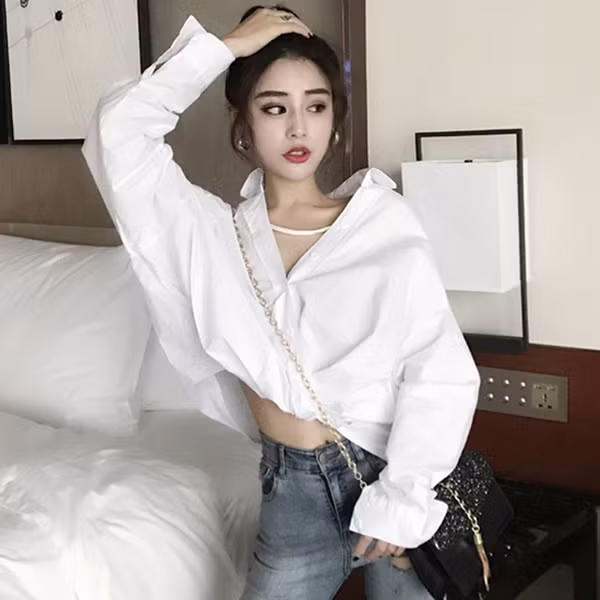 Cách mặc phổ biến nhất là buông lơi vài hàng cúc đầu để lộ phần rãnh ngực lấp ló nhìn vừa tinh khôi vừa khơi gợi. Tuy nhiên, dạo gần đây chị em còn có cách diện áo sơ mi khác nhằm thu hút sự chú ý.