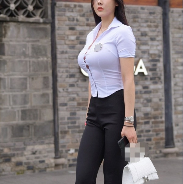 Cụ thể, người mặc sẽ tận dụng những chiếc áo sơ mi bó sát, để lộ những khoảng hở hững hờ khi nhìn ngang, dễ để lộ lớp nội y bên trong.